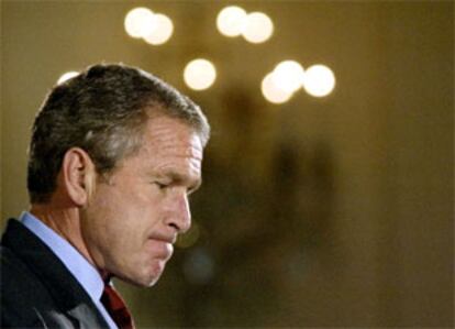El presidente de EE UU, George Bush, hace una pausa al hablar, el jueves, en la Casa Blanca.