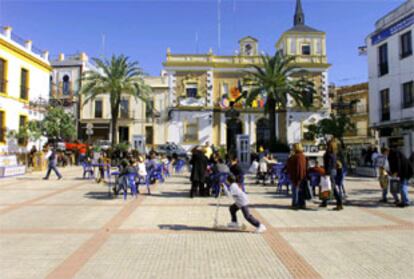 Vecinos de Valverde del Camino, ayer, en una terraza de la plaza de Ramón y Cajal.