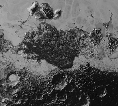 Las imágenes de la Nasa muestran la increíble variedad geológica en la superficie del terreno de Plutón. En ella se pueden ver crestas montañosas, dunas y cráteres.