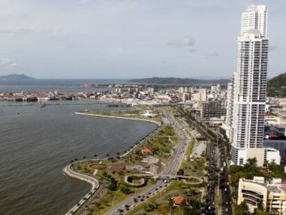 Una vista de la bah&iacute;a de Panam&aacute; que muestra la Cinta Costera, el Casco Antiguo y la calzada que lleva a las islas Naos, Perico, Culebra y Flamenco.