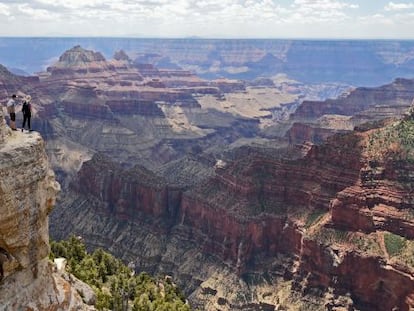 Dos turistas contemplando el Gran Cañón del Colorado, en Arizona (Estados Unidos).