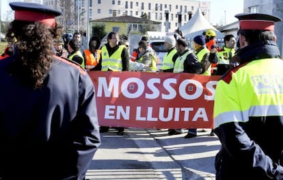 Mossos d'Esquadra protestan contra los recortes en espera de la llegada de Artur Mas a Cassà de la Selva.