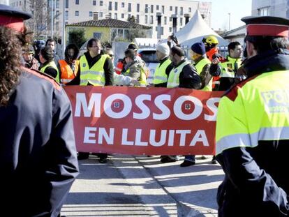 Mossos d'Esquadra protestan contra los recortes en espera de la llegada de Artur Mas a Cassà de la Selva.