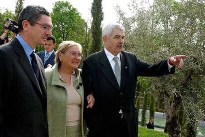 Pasqual Maragall y su esposa, Diana Garrigosa, visitan el Bosque de los Ausentes, en homenaje a las víctimas del 11-M, acompañados por el alcalde de Madrid, Alberto Ruiz-Gallardón (a la izquierda).