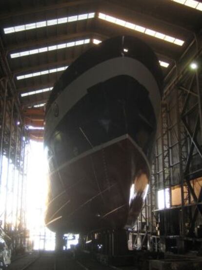 Casco del buque 'Ángeles Alvariño' en el astillero de Vigo.