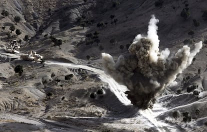 El ejército estadounidense bombardea un camino usado por los talibanes cerca de la ciudad de Wali (Afganistán), el 4 de noviembre de 2012.