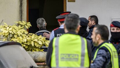 El sospit&oacute;s entra al seu domicili, acompanyat dels Mossos. 