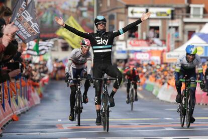 Poels gana en Ans por delante de Albasini, a la izquierda, y Rui Costa.