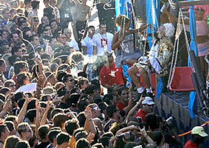 Un grupo de participantes en la B-Parade se divierte con una de las carrozas del desfile <i>techno</i>.