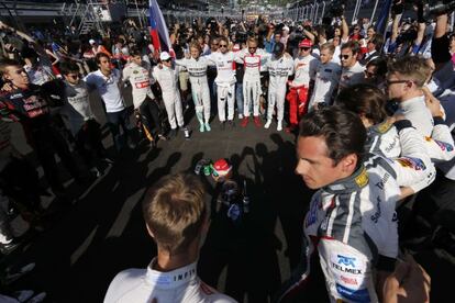 Los pilotos guardan un minuto de silencio en apoyo a Bianchi.