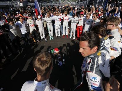 Los pilotos guardan un minuto de silencio en apoyo a Bianchi.