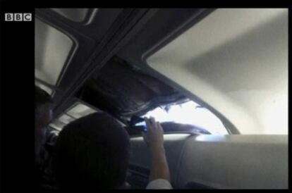 Fotograma de un vídeo de la BBC con el agujero en el techo de la cabina de un vuelo de la aerolínea estadounidense Southwest Airlines.