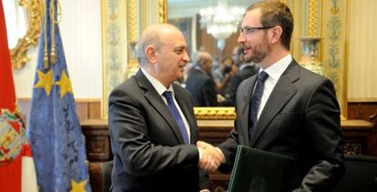 El ministro de Interior, Jorge Fernández Díaz, y el alcalde de Vitoria, Javier Maroto, firman el protocolo para el Memorial de Víctimas.