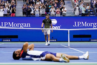 Alcaraz, sobre el cemento mientras Tsitsipas acude a la red para felicitarle.