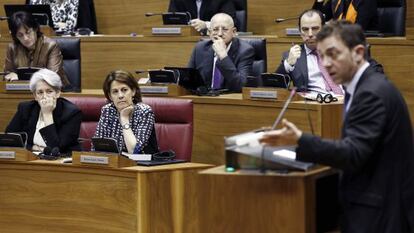 Yolanda Barcina (en el centro; a su derecha Lourdes Goicoechea) escucha al l&iacute;der del PSOE, Roberto Jim&eacute;nez.