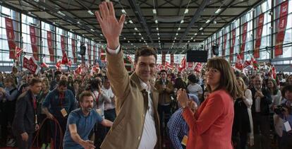 El secretario general del PSOE, Pedro Sánchez, acompañado de la líder del PSE, Idoia Mendia, saluda a su llegada a la Fiesta de la Rosa en Durango.