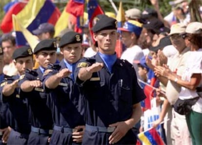 Agentes de la Policía Metropolitana de Caracas desfilan en la manifestación de la oposición, que le ha brindado su apoyo.