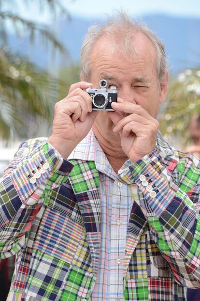 No estamos seguros de si Bill Murray estaba tomando una minifoto o viendo las imágenes turísticas de la Costa Azul.