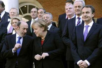 La canciller Angela Merkel, junto al presidente José Luis Rodríguez Zapatero, charla con Alfredo Pérez Rubalcaba. Detrás, José Blanco entre Ursula von der Leyen, ministra de Trabajo y Asuntos Sociales, y Peter Ramsauer, ministro de Transporte, Vivienda y Urbanismo de Alemania.