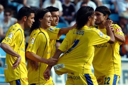 El centrocampista del Cádiz Lucas Armando 'Lobos' recibe la felicitación de sus compañeros tras marcar.