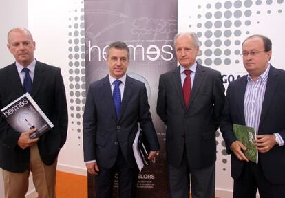 Desde la izquierda, Erramun Osa, vicesecretario de Euskaltzaindia, Iñigo Urkullu, Juan Mari Atutxa y José Antonio Rodríguez, en la presentación del último número de la revista Hermes.