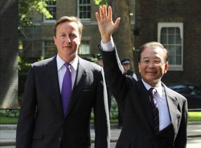 El primer ministro chino, Wen Jiabao, saluda a los presentes en su visita a David Cameron en Downing Street