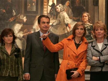 José Luis Rodríguez Zapatero y su esposa, Sonsoles Espinosa, con Carmen Calvo (izquierda) y Esperanza Aguirre ante <i>Las meninas.</i>