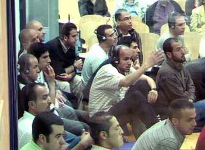 Hassan el Haski gesticula durante la declaración por videoconferencia de un testigo encarcelado en Francia.