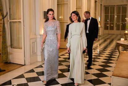 Kate Middleton y Anne Llewellyn, en la Embajada.