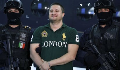 Policías federales escoltan a Edgar Valdez, La Barbie, en México.