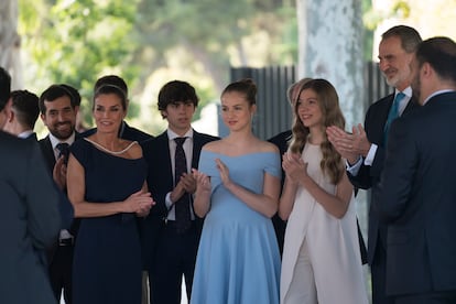 Tanto la Reina como sus hijas han apostado por tres firmas españolas, y no muy grandes, para estos premios. Doña Letizia por la gallega Bouret; la princesa Leonor por un vestido azul celeste de Miphai, una marca con sede en Madrid y Málaga; y la infanta Sofía por un conjunto de pantalón y camisola en color crema de la firma toledana Bruna.