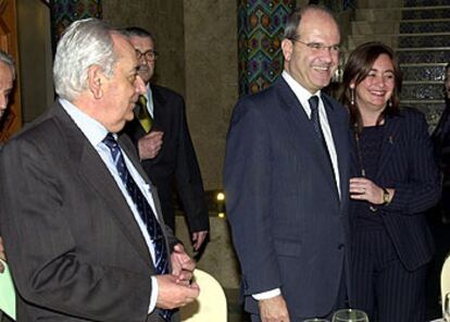 Manuel Chaves y Jos Caballos, anoche, durante el arranque de la campa?a socialista en Sevilla.