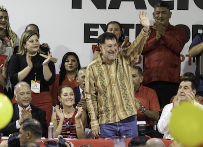 Fernández Noroña en la entrega de constancia como coordinadora de comités de defensa del PT a Sheinbaum, en septiembre de 2023.