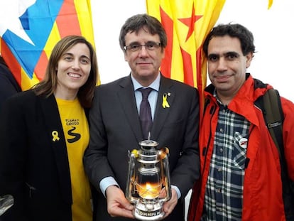 Carles Puigdemont recibe la Flama del Canigó en Hamburgo.