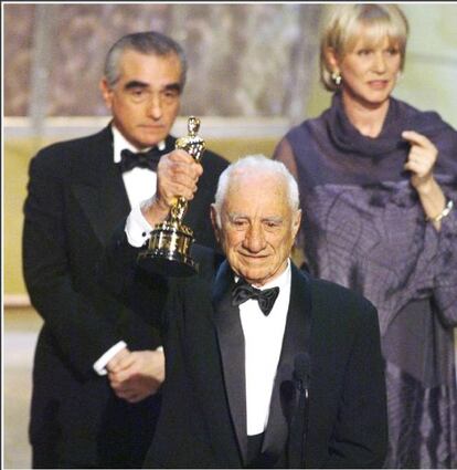 Elia Kazan, en 1999 cuando recibió el Oscar honorífico.