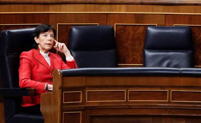 La ministra de Educación, Isabel Celaá, durante la sesión de control al Gobierno, esta semana.
