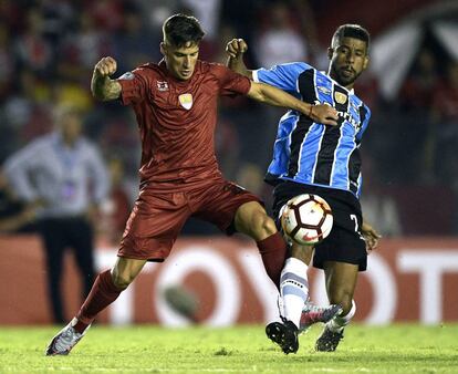 Men&eacute;ndez y Leonardo Moura disputan un bal&oacute;n en Avellaneda.