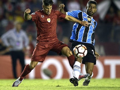 Men&eacute;ndez y Leonardo Moura disputan un bal&oacute;n en Avellaneda.