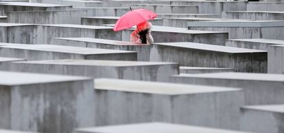 Una turista pasea el pasado febrero por el Memorial del Holocausto, en Berlín.