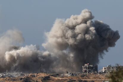 Varias columnas de humo se elevan este domingo en la franja de Gaza, cerca de la frontera con el sur de Israel.