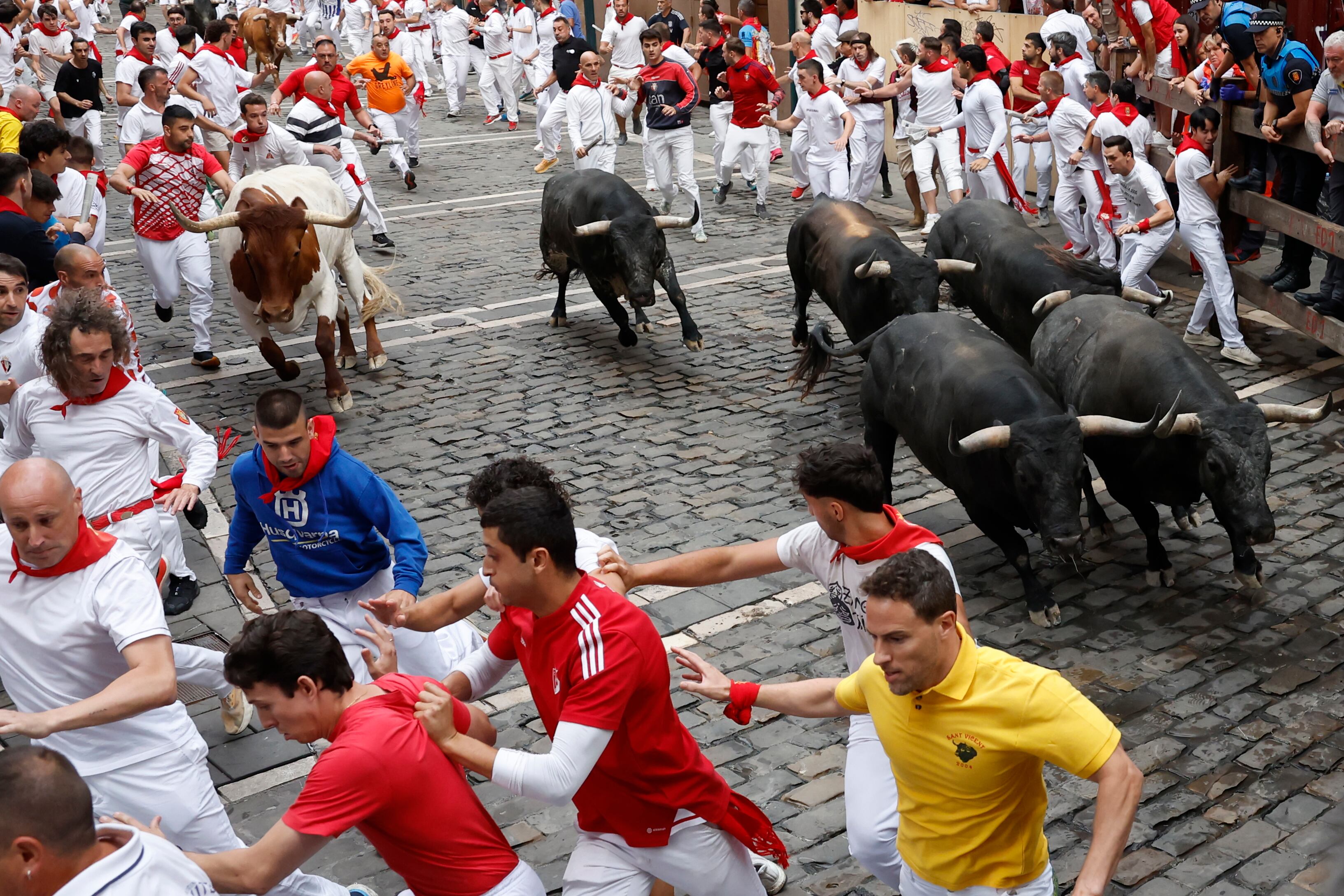 Séptimo encierro de San Fermín 2026, en directo | Los toros de Miura protagonizan un encierro peligroso y limpio en dos minutos y 34 segundos