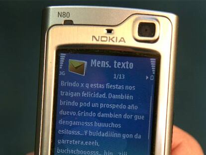 Un teléfono móvil con un SMS.