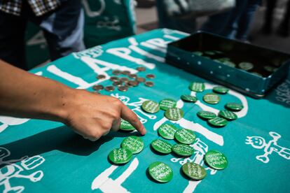 Camisetas, botones y banderas verdes, color característico de la lucha por la educación pública desde 2011, se han visto este martes en el centro de Madrid. 