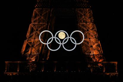 La luna, vista el 22 de julio entre los aros olímpicos colgados en la torre Eiffel.