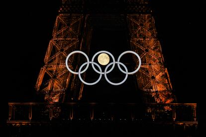 La luna, vista el 22 de julio entre los aros olímpicos colgados en la torre Eiffel.