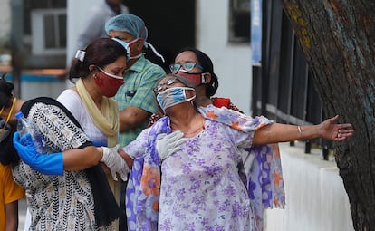 Una mujer llora después de ver el cuerpo de su hijo fallecido por la covid-19 en un depósito de cadáveres de un hospital en Nueva Delhi, India, el 12 de mayo de 2021.