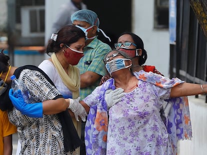 Una mujer llora después de ver el cuerpo de su hijo fallecido por la covid-19 en un depósito de cadáveres de un hospital en Nueva Delhi, India, el 12 de mayo de 2021.