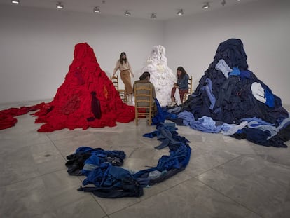'Arreglos', 'performance' de la artista Suzanne Lacy de su muestra 'Asociaciones inevitables', en el Centro Andaluz de Arte Contemporáneo.