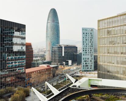 Una vista de la parte posterior de la plaza de las Glorias desde la cubierta del edificio Media Tic. A la izquierda de la Torre Agbar, de Jean Nouvel, aun puede verse el anillo viario elevado por el que circulaba el tráfico.