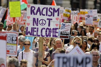 Decenas de miles de manifestantes marchan contra Trump en Londres tras la visita del presidente estadounidense, no exenta de polémica por sus declaraciones críticas con la política blanda de May respecto al Brexit. 